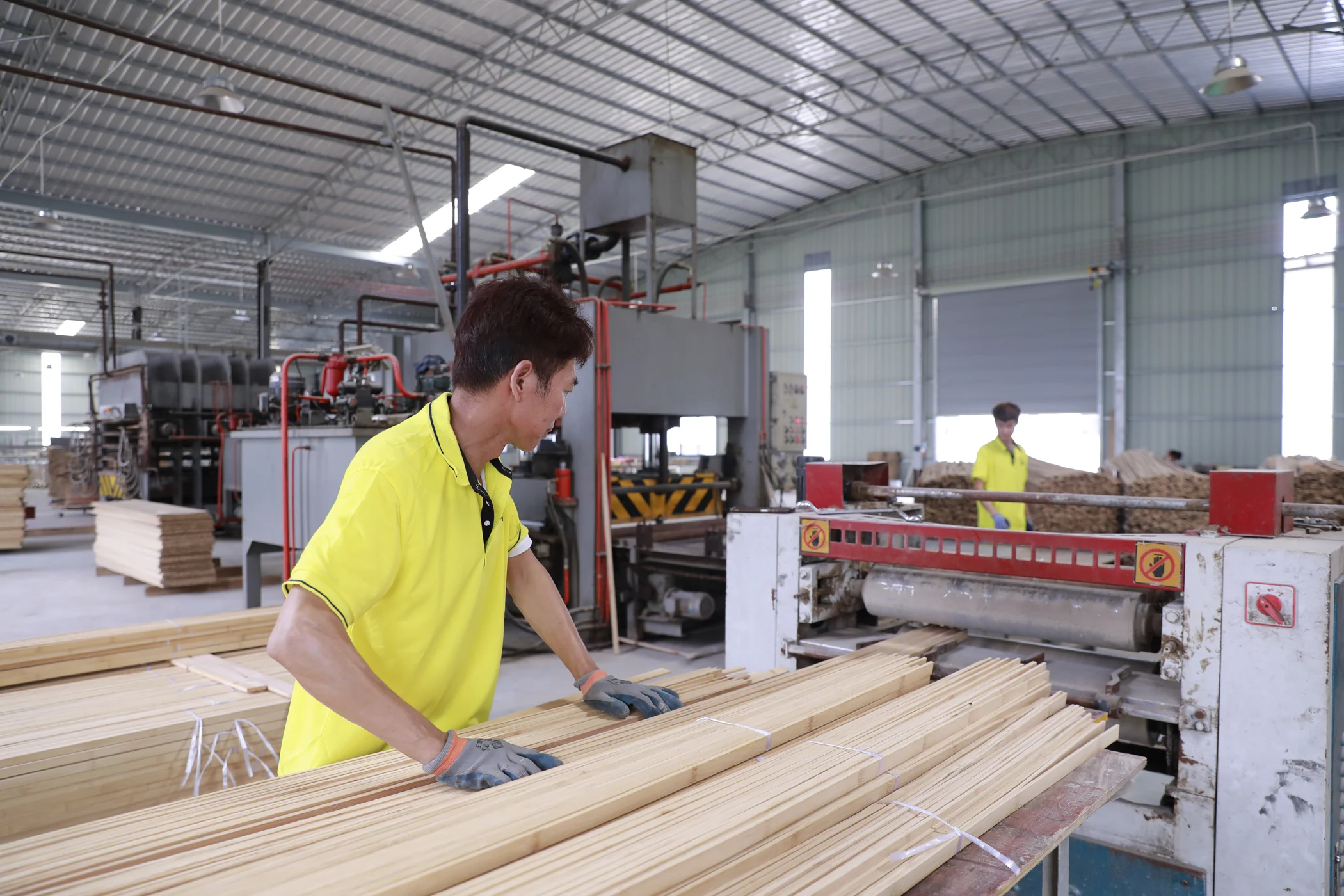 Rongjia employees processing bamboo in the actual Guangxi workshop